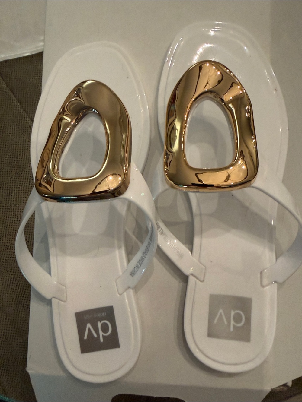 NIB~NWT DV by Dolce Vita JAMESON White Thong Sandals with Gold Medallion Accent - Picture 7 of 10